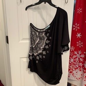 Maurices black and white. 1 shoulder top. XXL